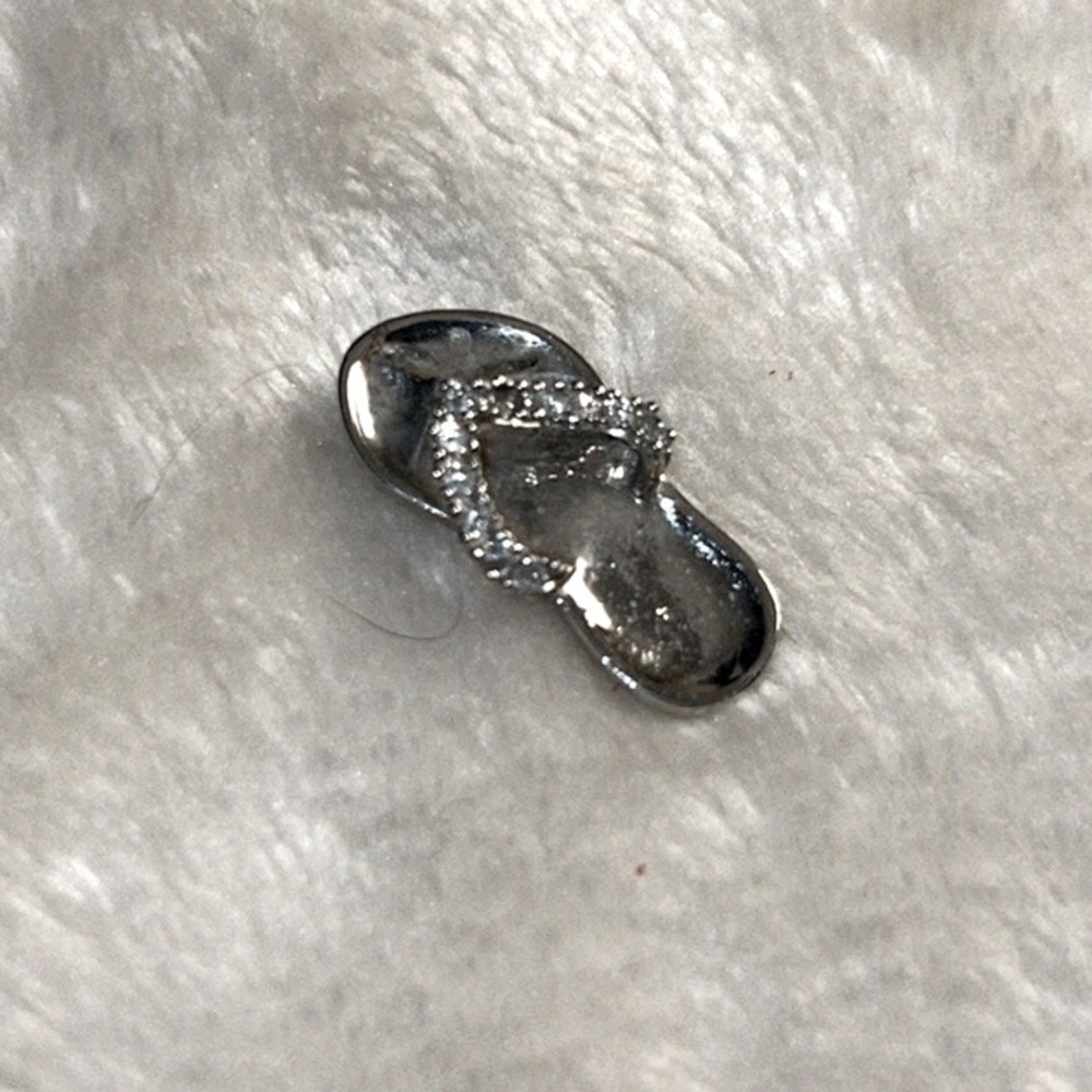 🩴 RHINESTONE CRYSTAL EMBELLISHED SILVER FLIP FLOP PENDANT - Picture 3 of 6